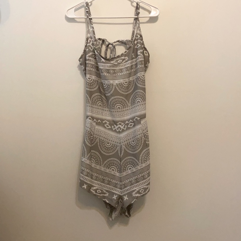 Lagaci Open back romper. Very light material. Grey XL